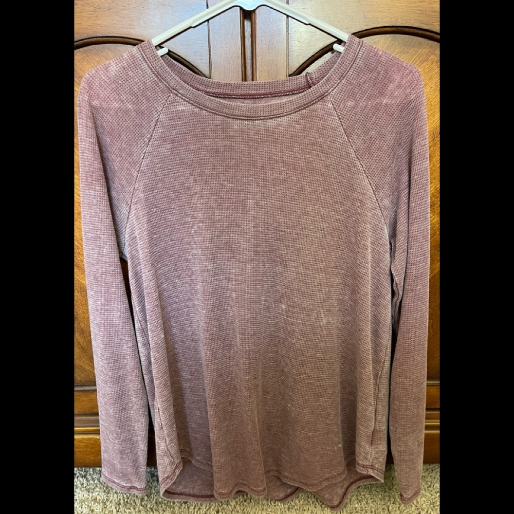 American Eagle. Light maroon long sleeve shirt. Size medium.